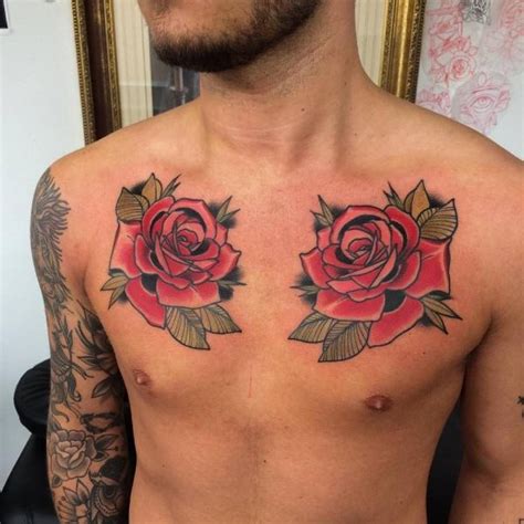 La posición de un tatuaje de rosa en el pecho en 3。